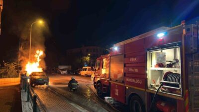Uşak ilinde, park halinde bulunan bir araçta çıkan yangın, itfaiye
