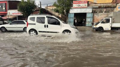 Uşak ilinde kısa sürede etkili olan sağanak ve dolu yağışı,