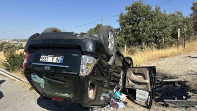 Uşak’ın Banaz ilçesinde meydana gelen trafik kazasında, otomobilin devrilmesi sonucu