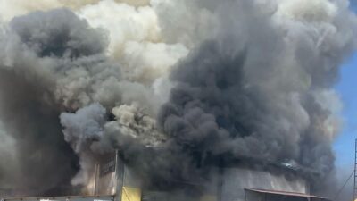 Uşak ilinde bir yalıtım malzemeleri fabrikasında çıkan yangın, itfaiye ekipleri