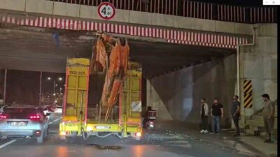 Eskişehir’de meydana gelen olayda, sürücüsü yüksekliğini hesaplayamadığı iş makinesi taşıyan