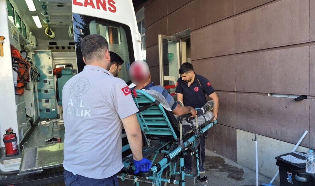 Adıyaman ilinde bir kişi, bir buzdolabını merdivenden indirirken dengesini kaybederek