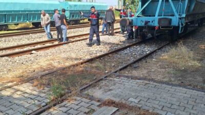 Eskişehir’in Yunus Emre Mahallesi’ndeki tren istasyonunda, duran bir vagona tırmanan