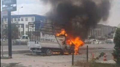 Van’ın İpekyolu ilçesinde bir kamyonet alev alev yanarak tamamen kullanılamaz