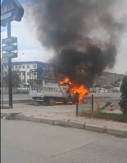 Van’ın İpekyolu ilçesinde bir kamyonet alev alev yanarak tamamen kullanılamaz