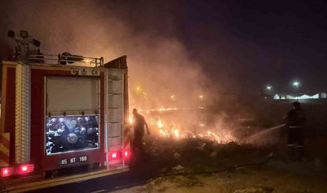 Van’ın Tuşba ilçesinde meydana gelen örtü üstü yangın, itfaiye ekipleri