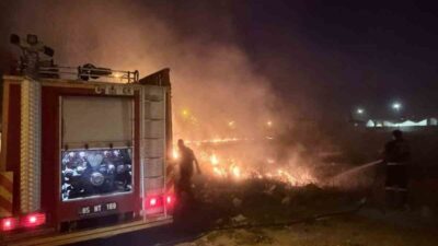 Van’ın Tuşba ilçesinde meydana gelen örtü üstü yangın, itfaiye ekipleri