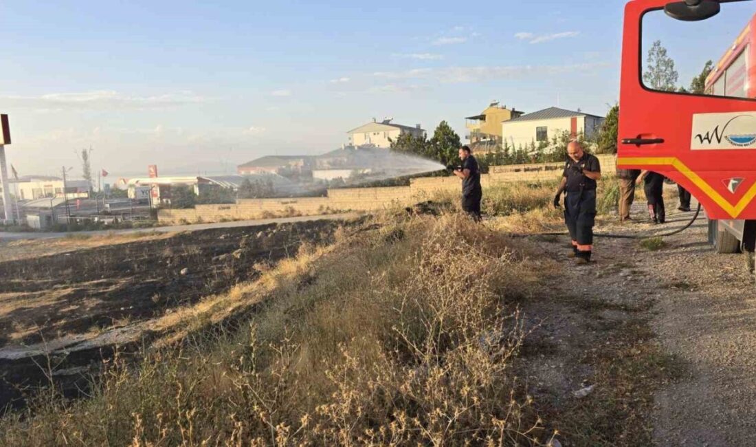 Muradiye ilçesinde meydana gelen örtü üstü yangın, itfaiye ekipleri tarafından