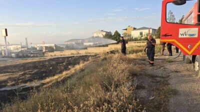 Muradiye ilçesinde meydana gelen örtü üstü yangın, itfaiye ekipleri tarafından