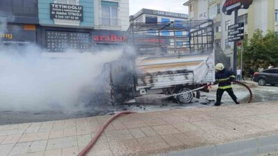 Van’ın İpekyolu ilçesinde bir kamyonet park halindeyken alev aldı. Sabah