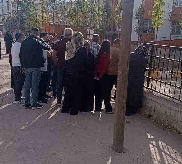 Tuşba ilçesindeki Polatoğlu İlk ve Ortaokulu’nda, adı açıklanmayan bir kız