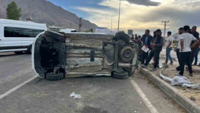 Van’ın Gevaş ilçesinde meydana gelen trafik kazasında, hafif ticari kamyonet