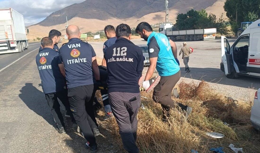 Van’ın Gevaş ilçesinde, bir otomobilin yol kenarındaki ağaca çarpması sonucu