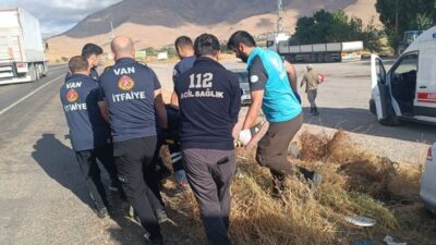 Van’ın Gevaş ilçesinde, bir otomobilin yol kenarındaki ağaca çarpması sonucu