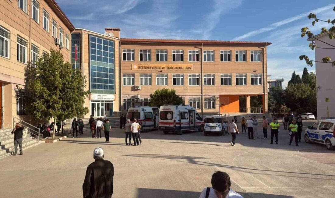 Manisa’nın Turgutlu ilçesindeki bir mesleki ve teknik lisenin önünde bir