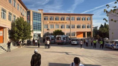 Manisa’nın Turgutlu ilçesindeki bir mesleki ve teknik lisenin önünde bir