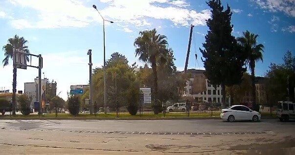 Adıyaman’da vinçten düşen bir beton blok, çevredeki vatandaşları korkuttu. Adıyaman