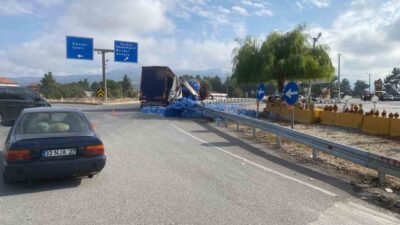 Denizli’nin Bozkurt ilçesi girişindeki bir kavşakta meydana gelen trafik kazasında,