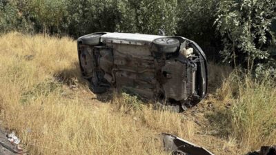 Diyarbakır’ın Bağlar ilçesinde, bir sürücünün virajda kontrolü kaybetmesi sonucu aracın