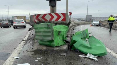Samsun’da meydana gelen trafik kazasında, bir viyadükte bulunan iki otomobil
