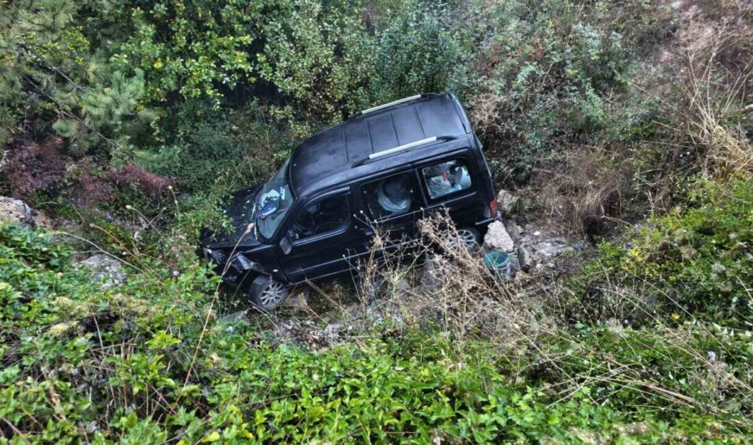 Karabük’te, yağış nedeniyle yol kayganlaşınca sürücü kontrolünü kaybederek hafif ticari