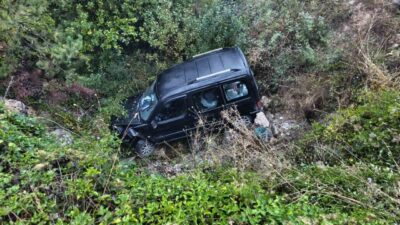 Karabük’te, yağış nedeniyle yol kayganlaşınca sürücü kontrolünü kaybederek hafif ticari