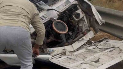 Bursa’da bir araç sürücüsü direksiyon kontrolünü kaybederek refüje çarptı. Meydana