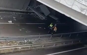 Bursa’da yağışlı hava nedeniyle bir tır sürücüsünün kontrolünden çıkarak duvara