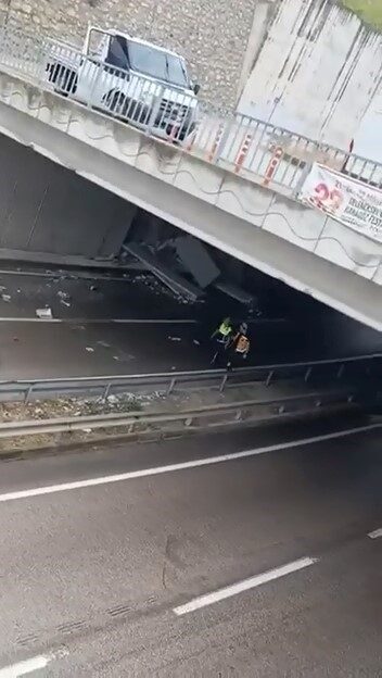 Bursa’da yağışlı hava nedeniyle bir tır sürücüsünün kontrolünden çıkarak duvara