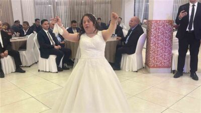 Down sendromlu Yağmur, 22 yaşında ve Yozgat’ta yaşıyor. Ailesi, Yağmur’un