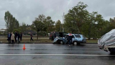 Yalova-Bursa karayolunda otomobil ile minibüsün çarpışması sonucu meydana gelen trafik