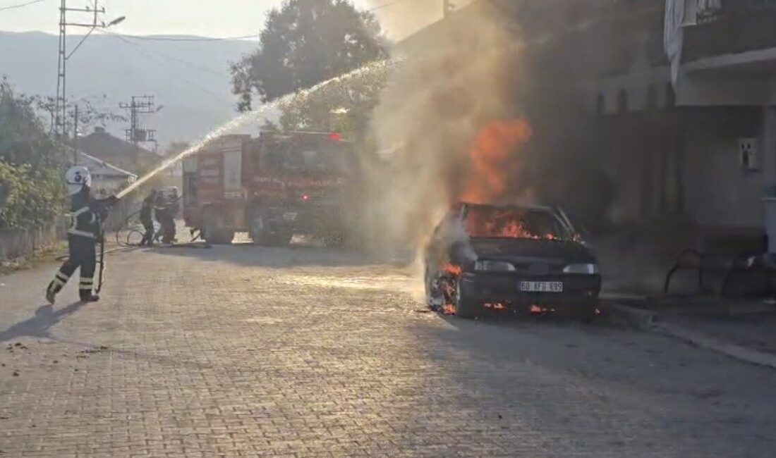 Niksar ilçesindeki bir olayda, park halindeki bir araçta çıkan yangın,