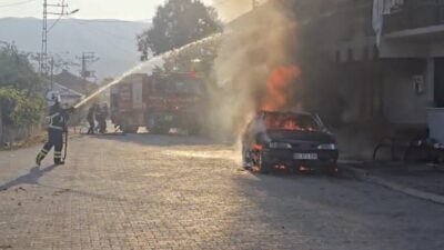 Niksar ilçesindeki bir olayda, park halindeki bir araçta çıkan yangın,
