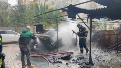 Çerkezköy ilçesinde bir apartman otoparkında park halindeki bir araç, henüz