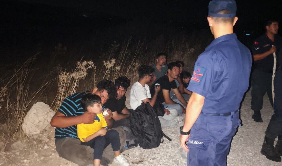 İzmir’in Çeşme ilçesinde Sahil Güvenlik ile jandarma birimlerinin ortak operasyonu