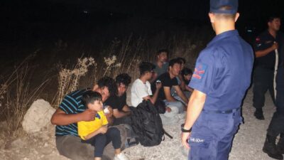 İzmir’in Çeşme ilçesinde Sahil Güvenlik ile jandarma birimlerinin ortak operasyonu