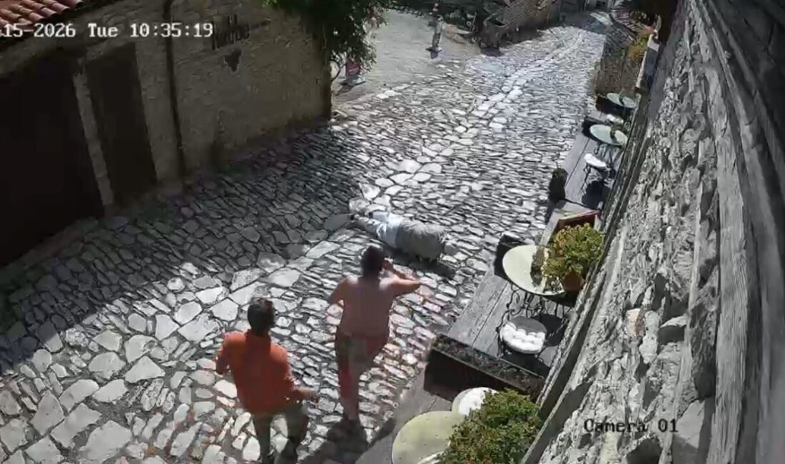 Safranbolu ilçesinde, Tarihi Çarşı bölgesinde bulunan Eczacı Hidayet Derman Sokak’ta,
