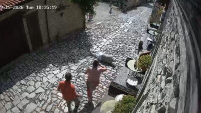 Safranbolu ilçesinde, Tarihi Çarşı bölgesinde bulunan Eczacı Hidayet Derman Sokak’ta,