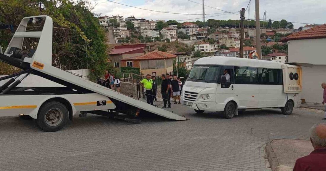 Muğla’nın Yatağan ilçesinde, park halindeki bir minibüsün el freninin boşalması