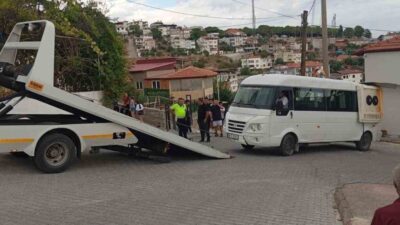 Muğla’nın Yatağan ilçesinde, park halindeki bir minibüsün el freninin boşalması