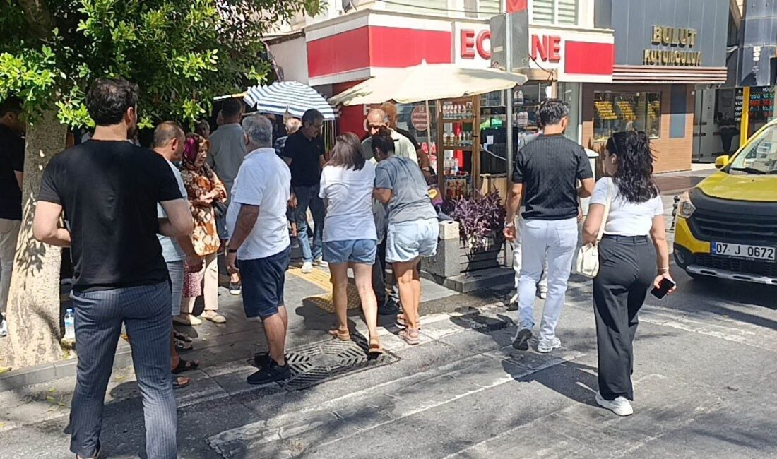 Manavgat ilçesinde, yayalara yol veren araçların arasından hızla geçerek yaya