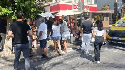 Manavgat ilçesinde, yayalara yol veren araçların arasından hızla geçerek yaya