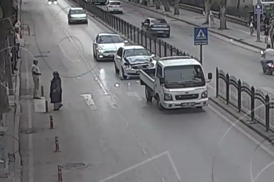 Amasya’da bir kamyonet, yaya geçidinde bir yayaya öncelik vermek amacıyla