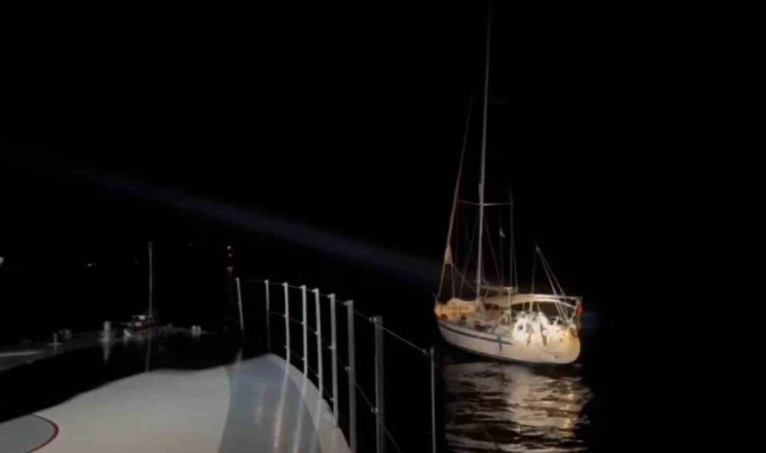 İzmir’in Urla ilçesi açıklarında Sahil Güvenlik ekipleri tarafından durdurulan bir