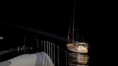 İzmir’in Urla ilçesi açıklarında Sahil Güvenlik ekipleri tarafından durdurulan bir
