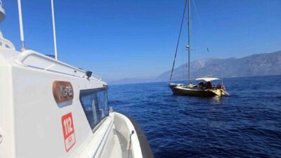 Muğla’nın Fethiye ilçesi açıklarında seyir halinde olan bir yelkenli teknenin
