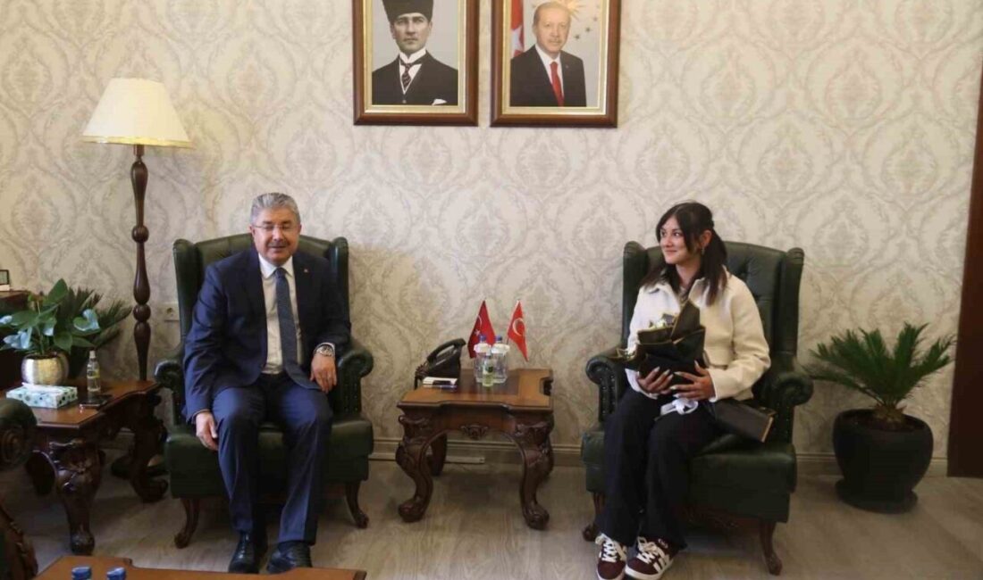 Eskişehir’de bir kadın kurye olan Gülten Yeşil, motosiklet sürerken yolda
