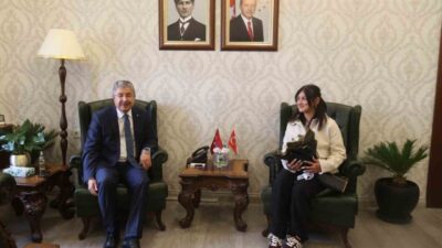 Eskişehir’de bir kadın kurye olan Gülten Yeşil, motosiklet sürerken yolda