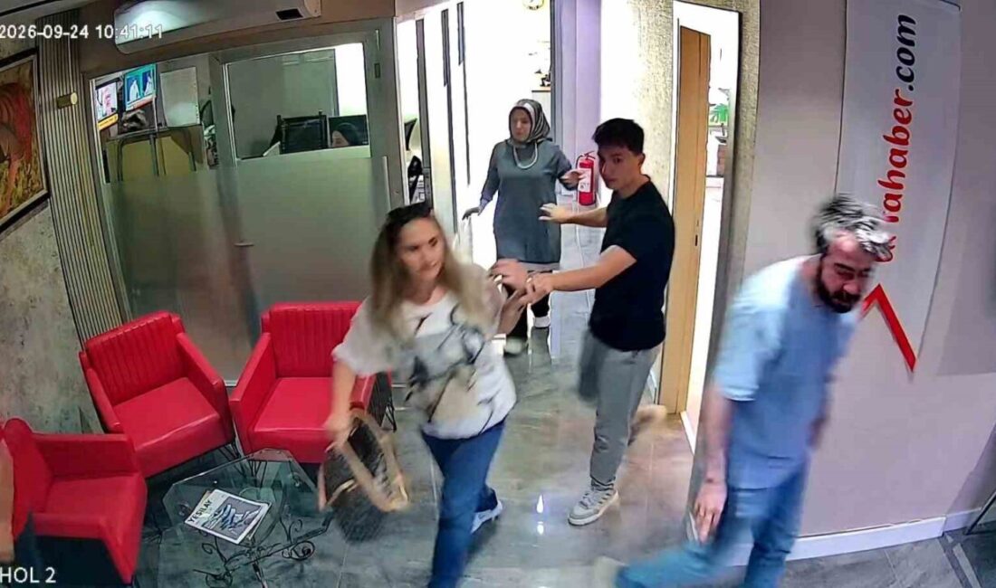Şanlıurfa ilinde meydana gelen 5.4 büyüklüğündeki deprem sırasında çalışma yapan