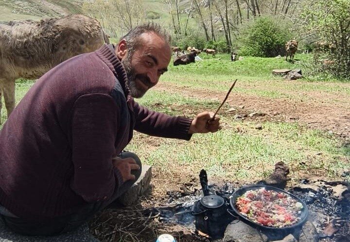 Sivas’ın Şarkışla ilçesinde bir çobanın hayvan otlatırken yıldırım isabet ederek
